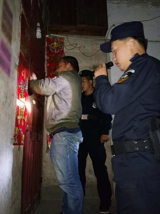 巴彦淖尔粗心妈妈误将幼女锁家中 民警全城寻开锁师傅开门