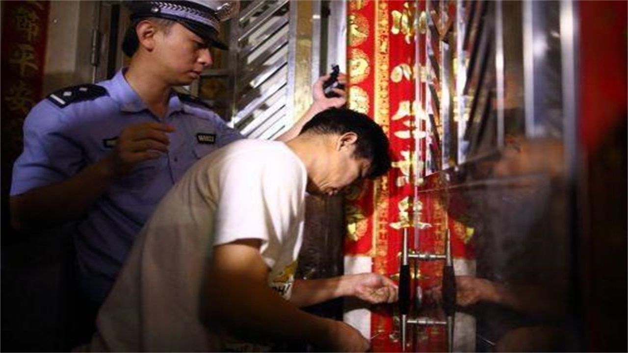 巴彦淖尔请开锁师傅开了锁后，师傅为什么一般都不进门，就算主人请也不进去？